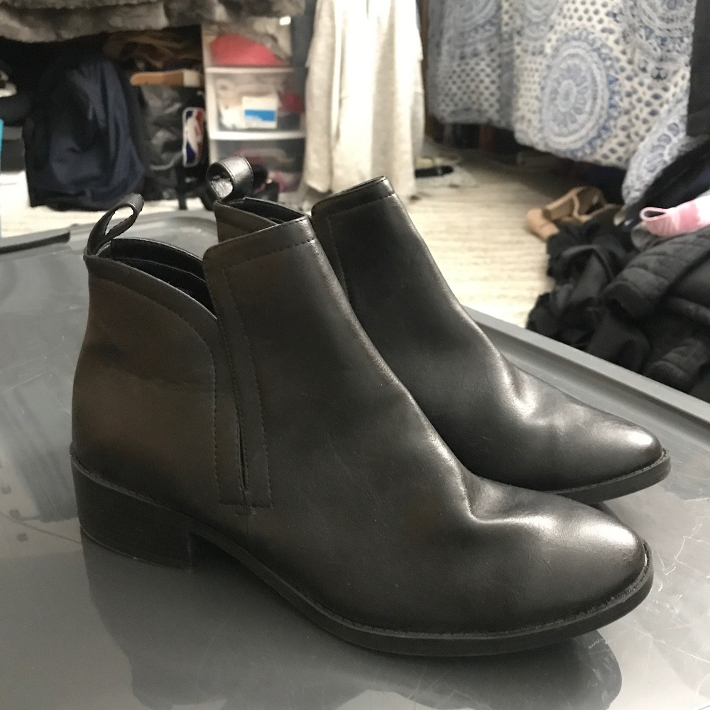 Super cute black booties